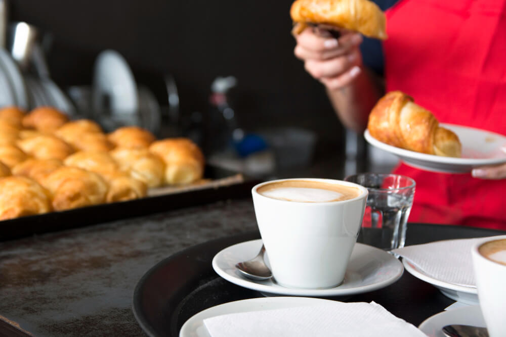 Gente que prefiere desayunar temprano en Zaragoza