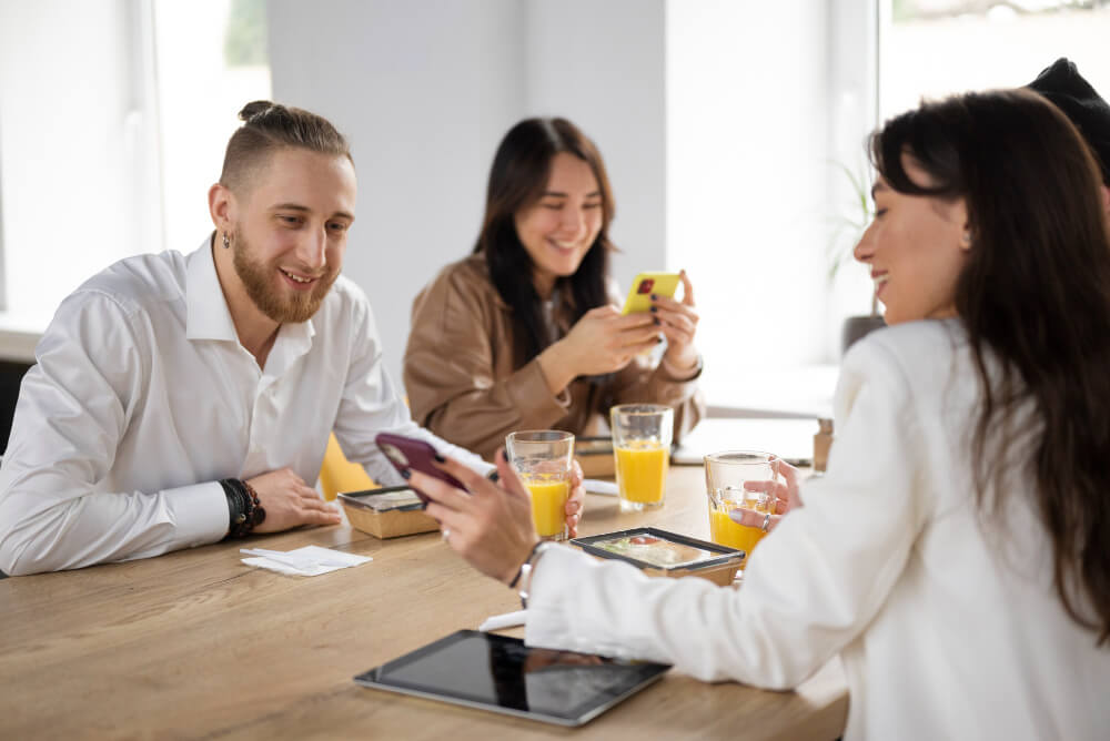 Compañeros de trabajo comer fuera del entorno de trabajo